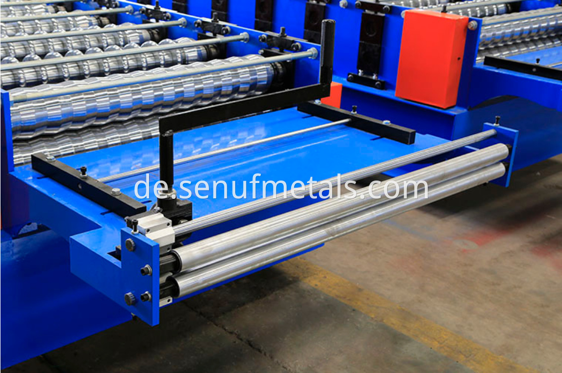 Corrugated roof sheet forming machine pre-cut